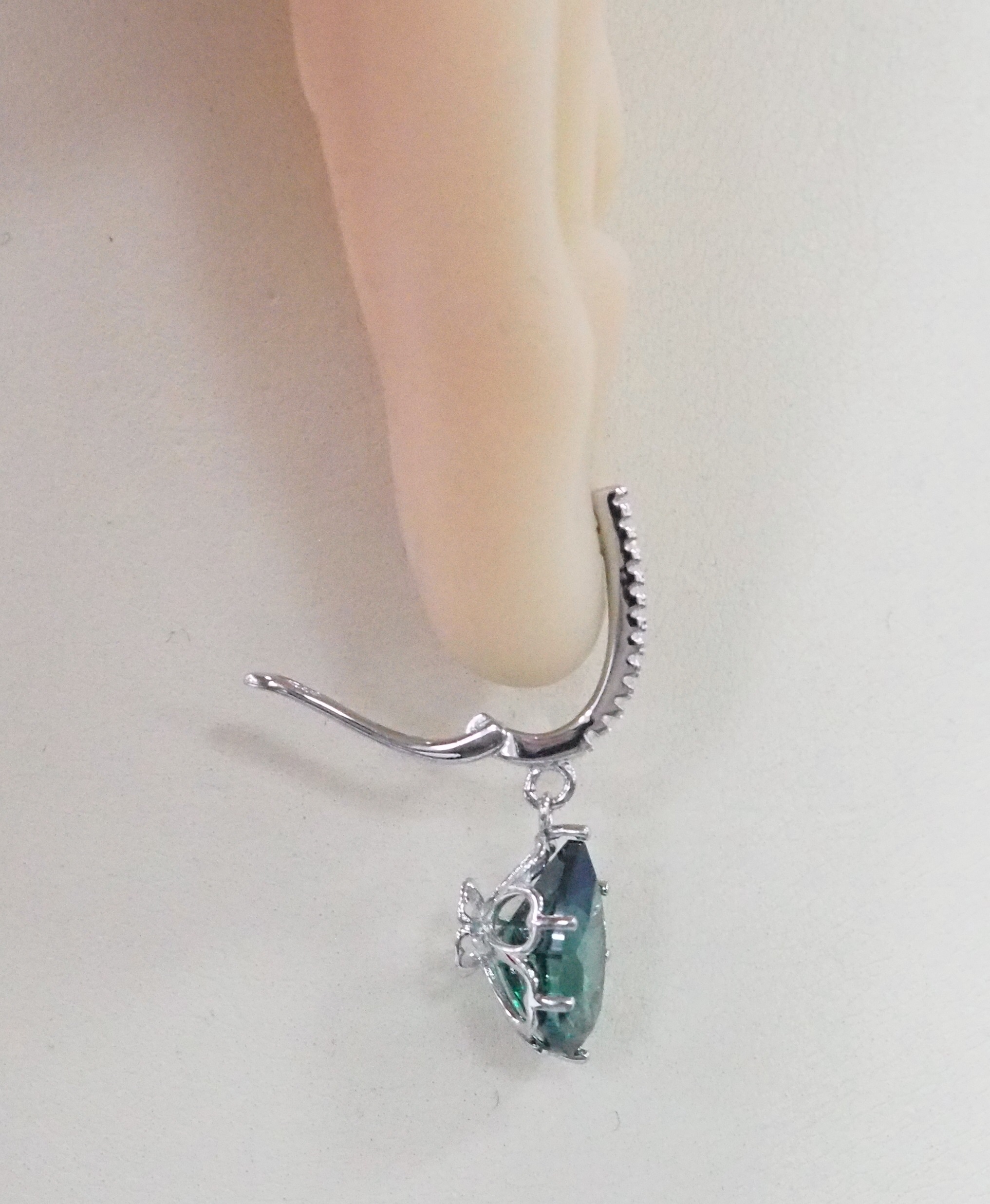 Серебряные серьги 925 пробы; вставки 2 Топаз 6,82ct; 24 Топаз белый 0,19ct;